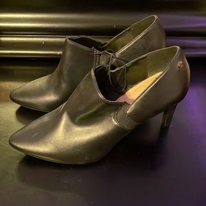 Jones NY pointy zip up heel boot